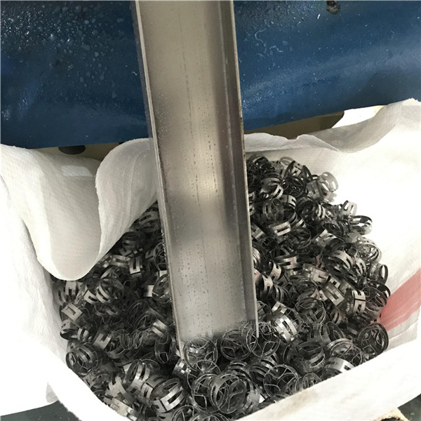How to clean stains from metal packing